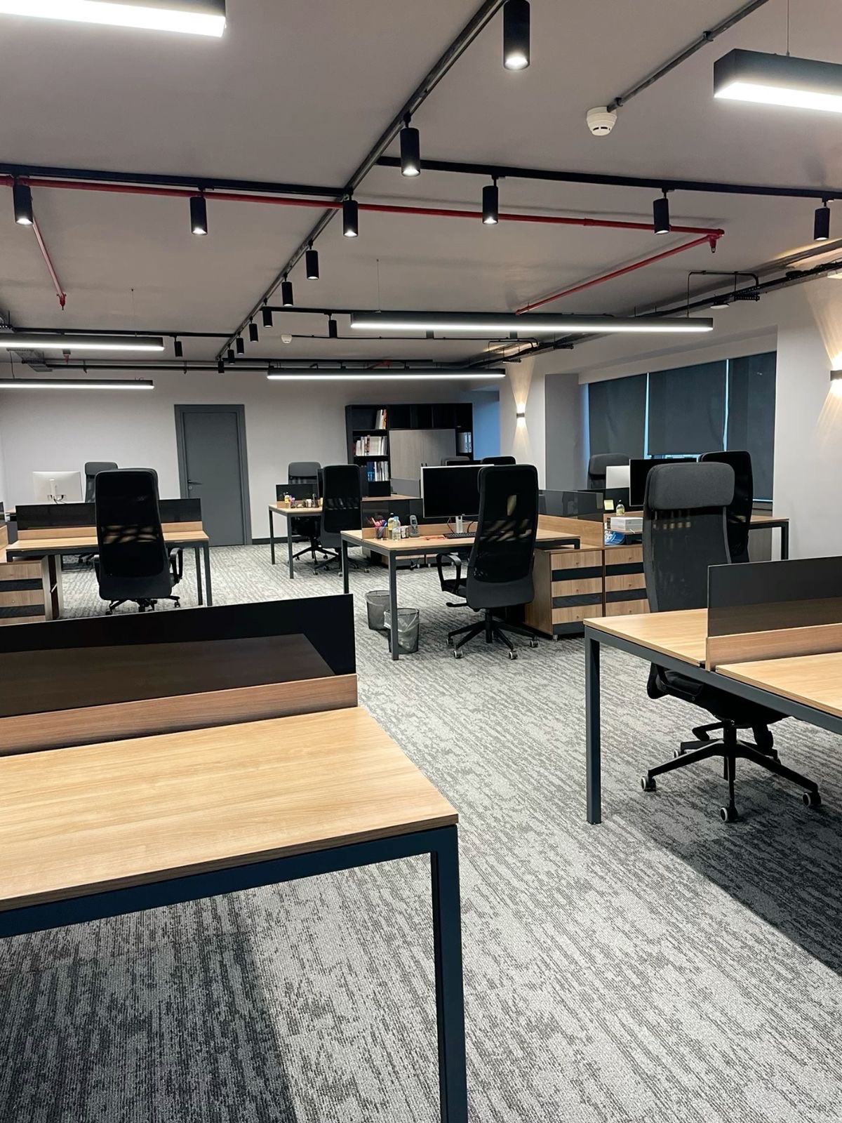 Espacio de oficina con infraestructura eléctrica y mecánica instalada por Vectra