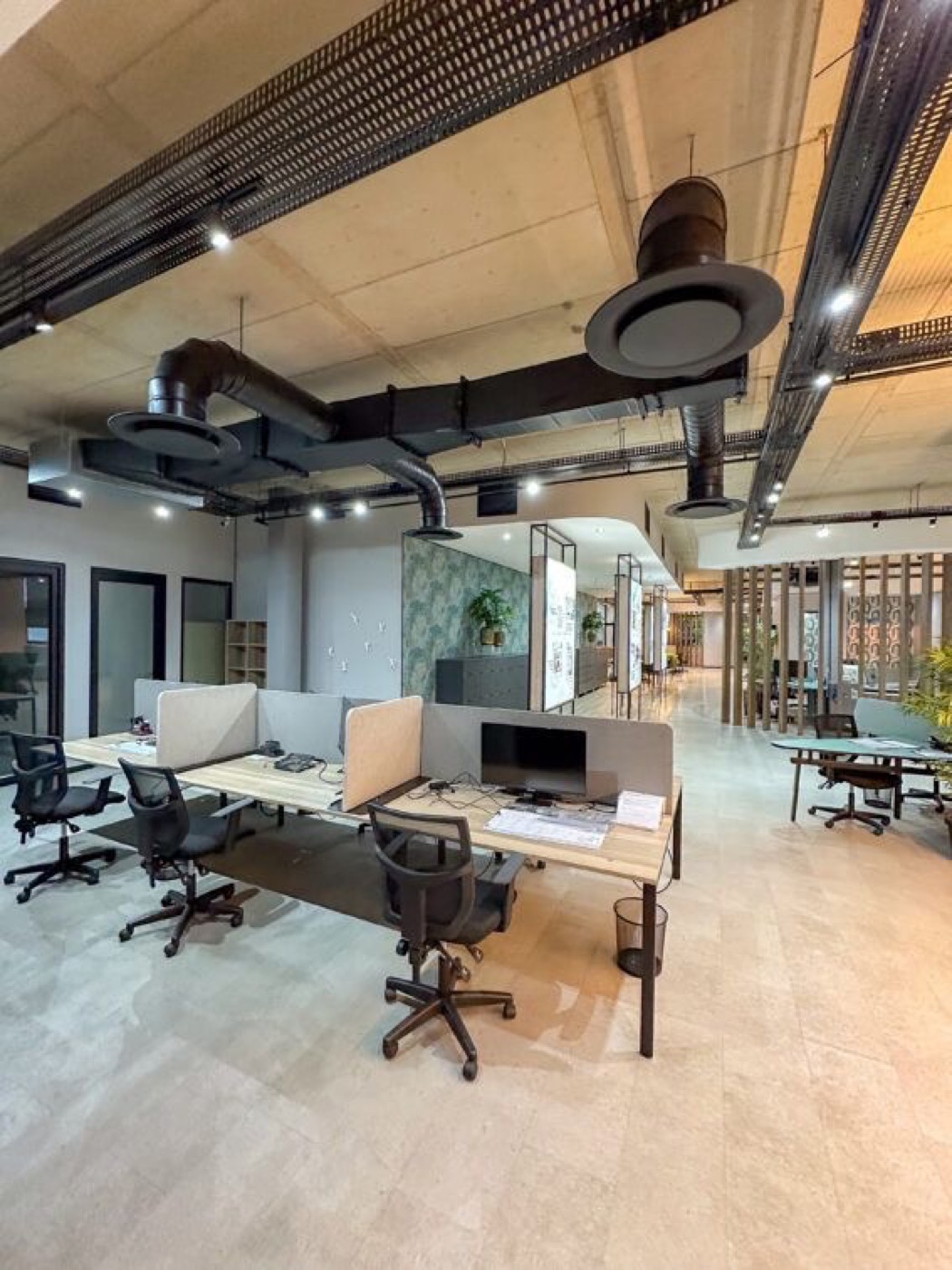 Sistema de aire acondicionado y ductería instalados en oficina de concepto abierto