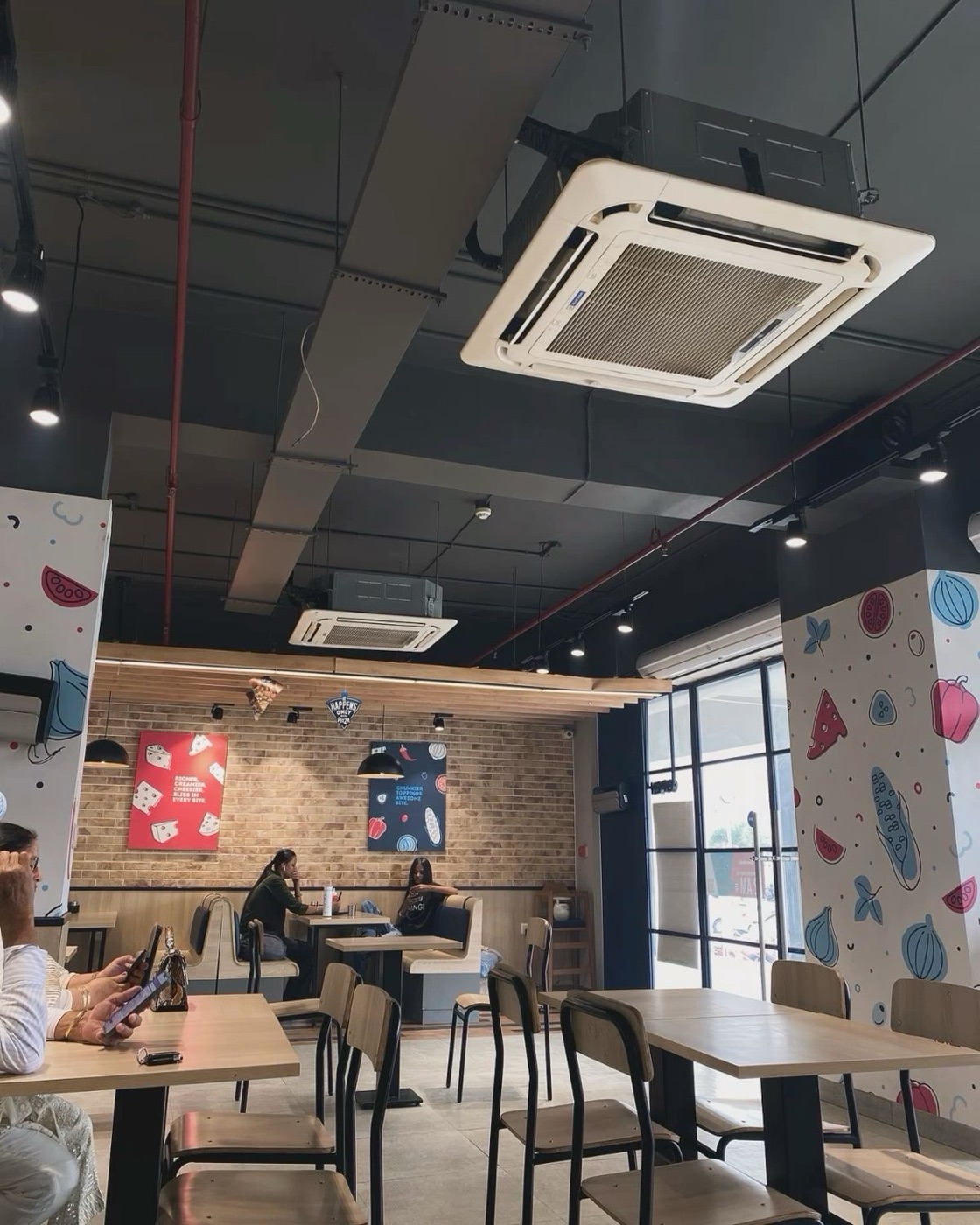 Unidades de aire acondicionado tipo cassette instaladas en cielo raso de restaurante