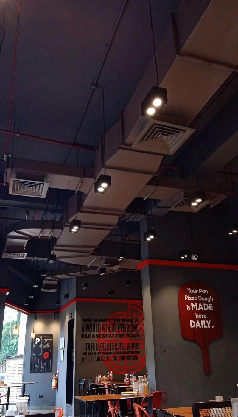 Sistema de aire acondicionado y ductería visible en restaurante