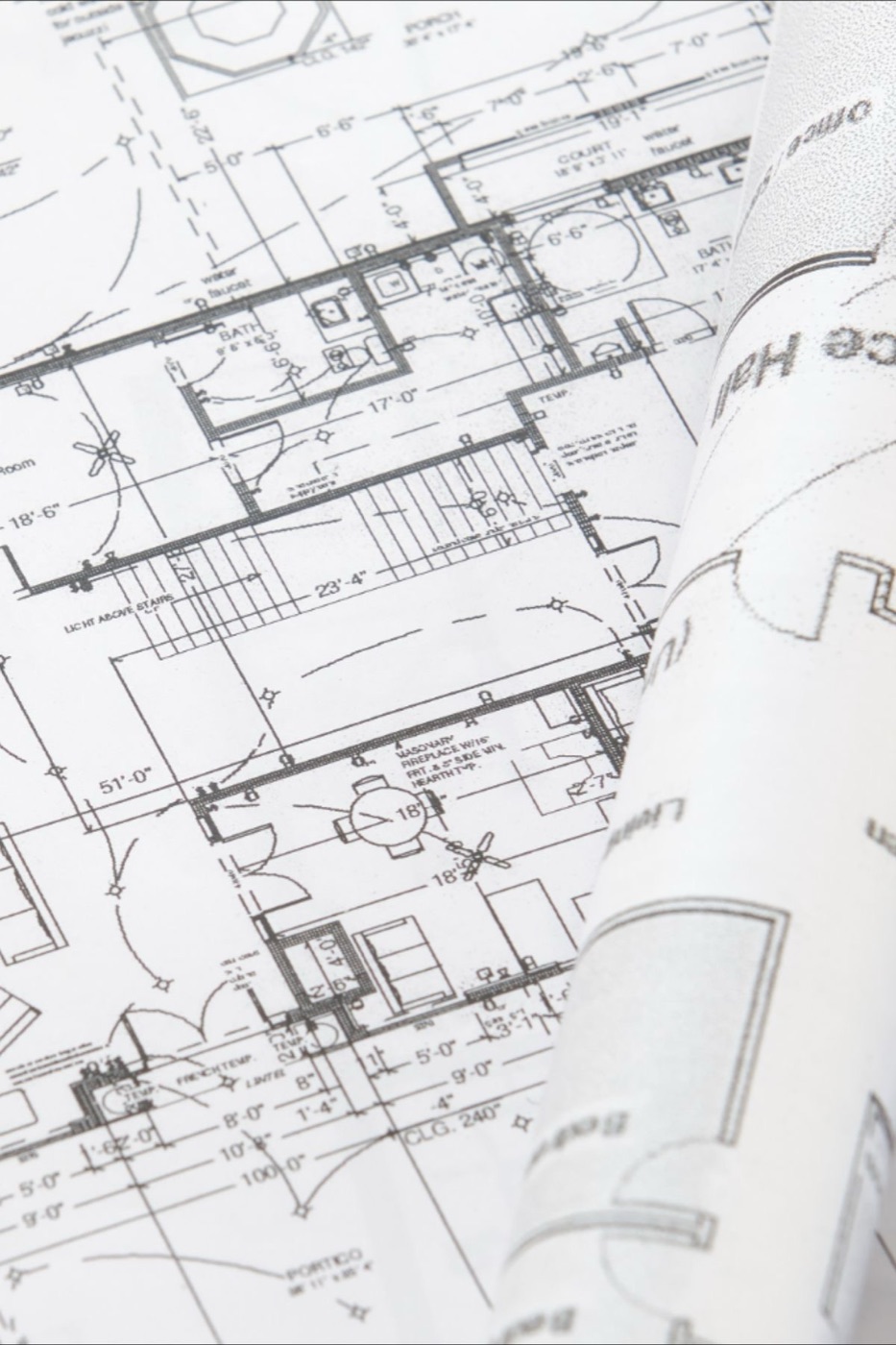 Detalle de plano constructivo con rollos de documentos técnicos