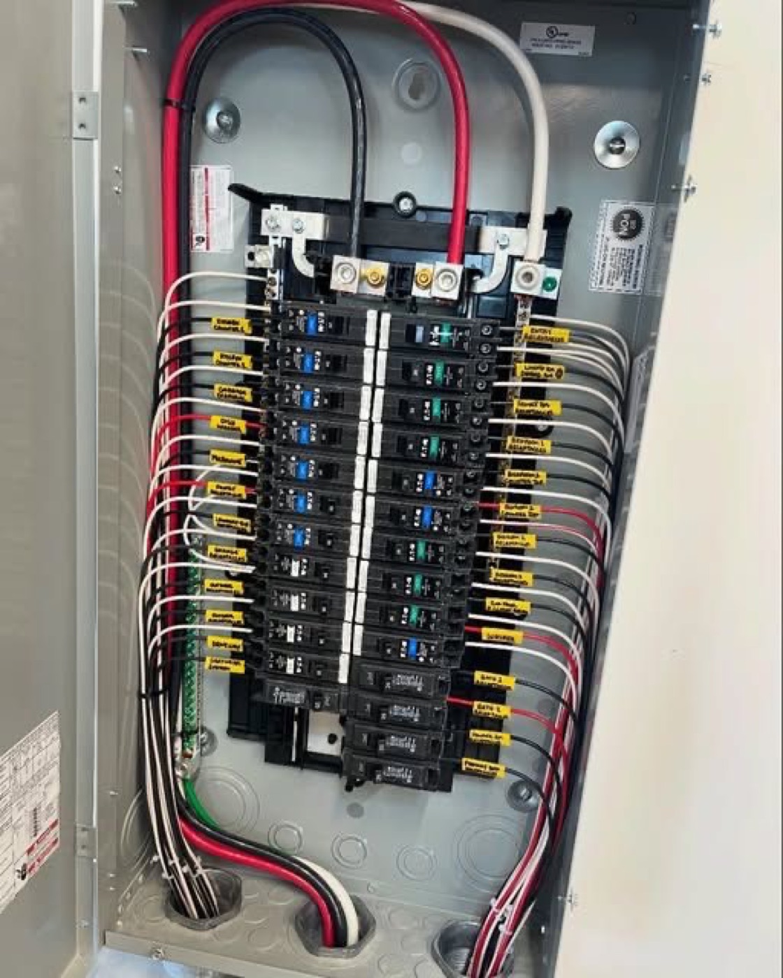 Panel eléctrico principal abierto con breakers y cableado organizado
