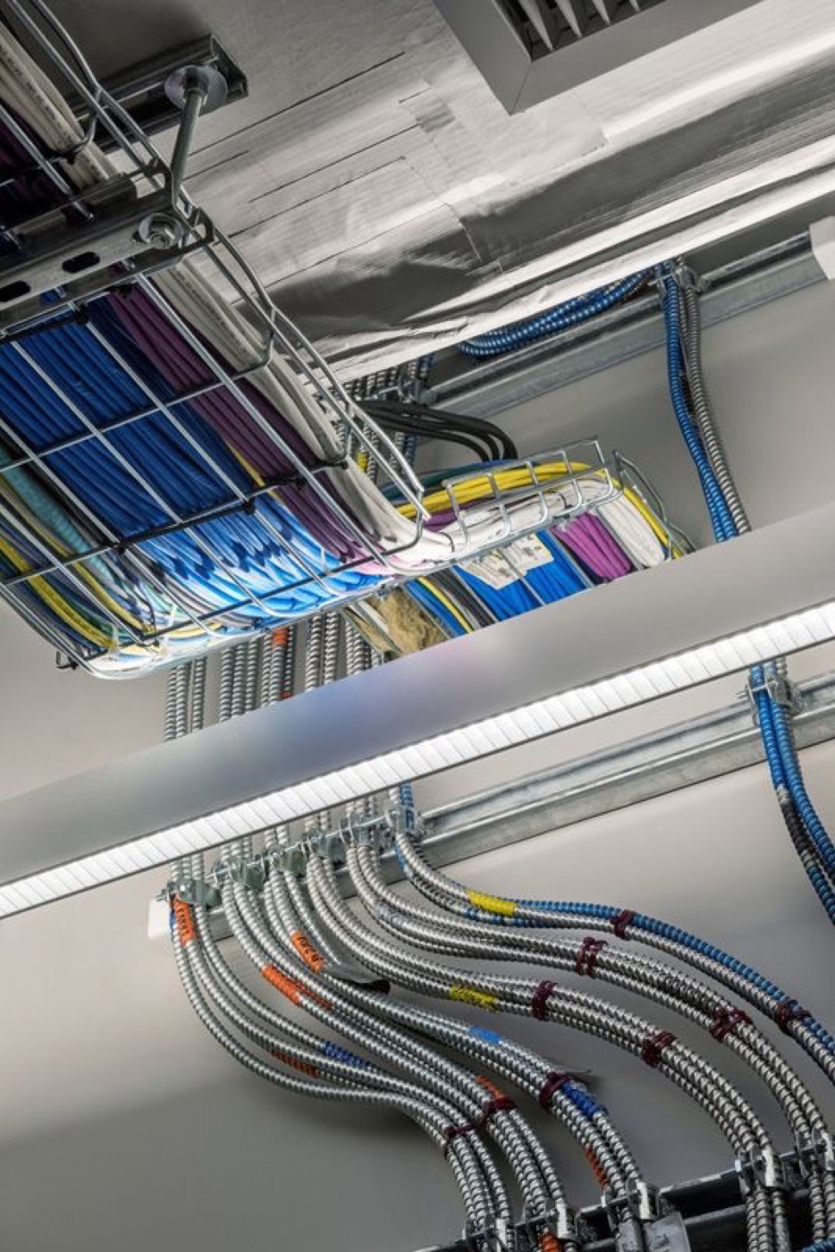 Tuberías eléctricas y bandeja portacables tendidas en cielo raso