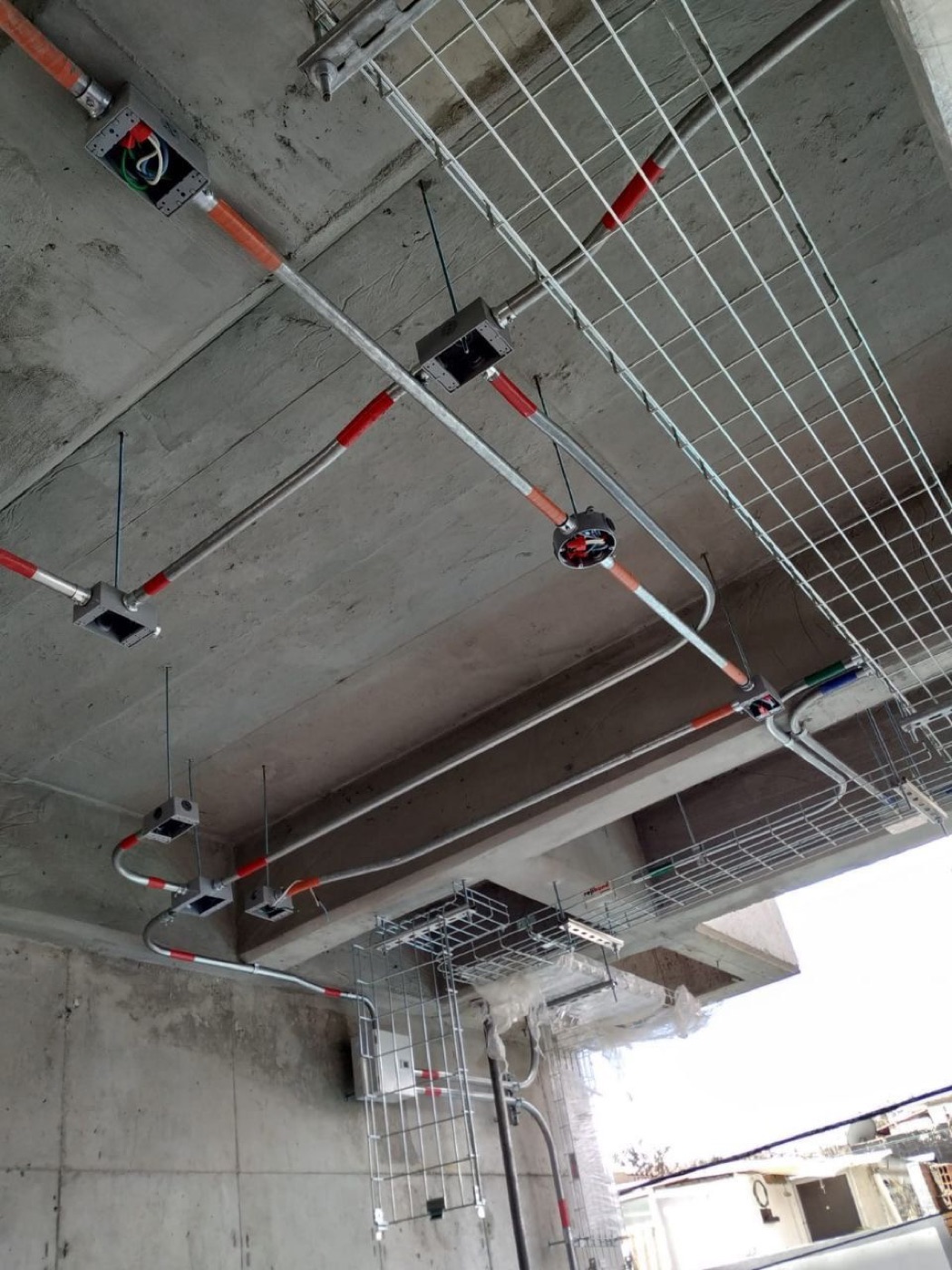 Tubería eléctrica EMT y cajas de conexión instaladas en cielo raso de concreto