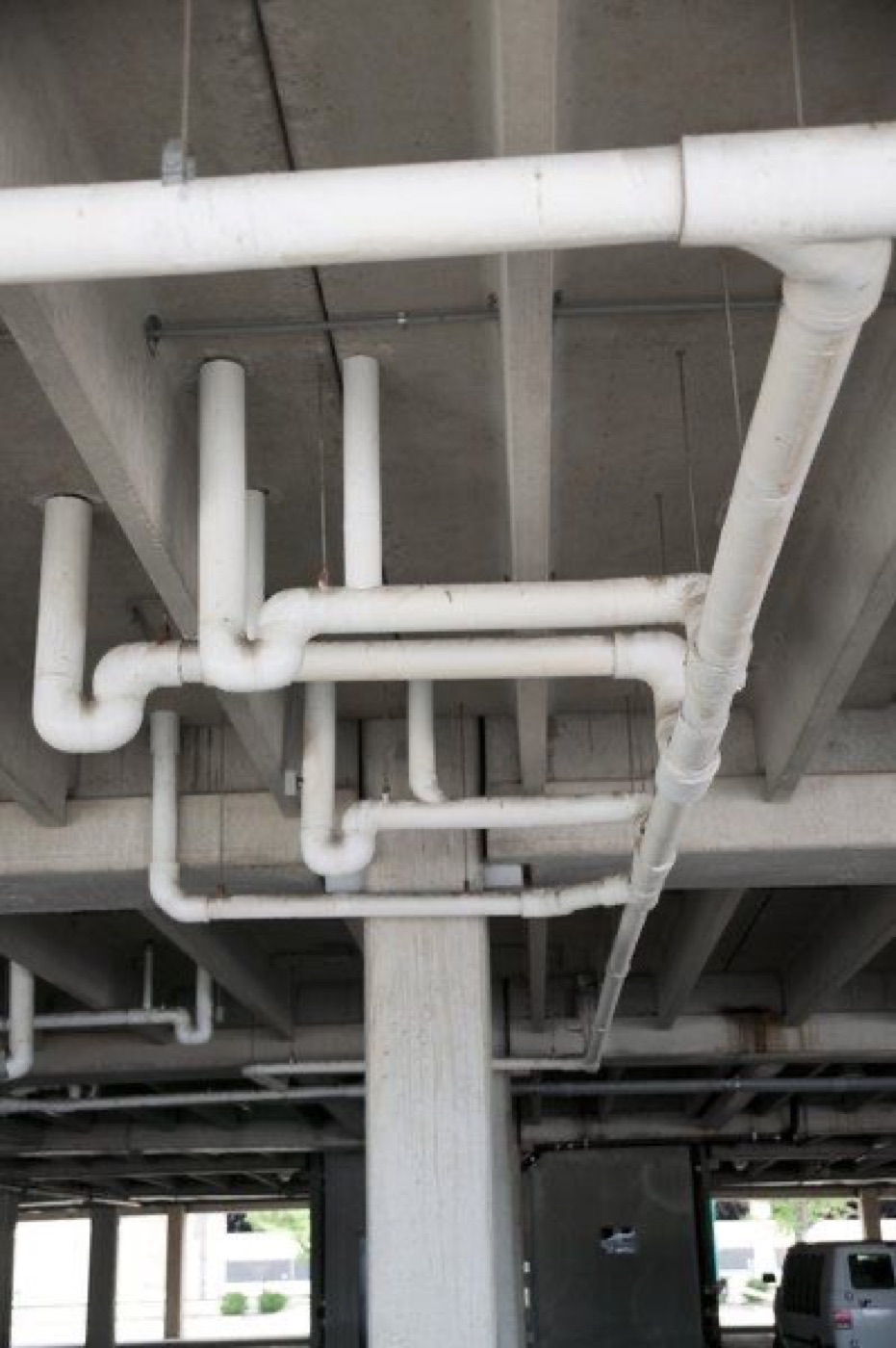 Tubería mecánica sanitaria instalada en cielo raso de concreto