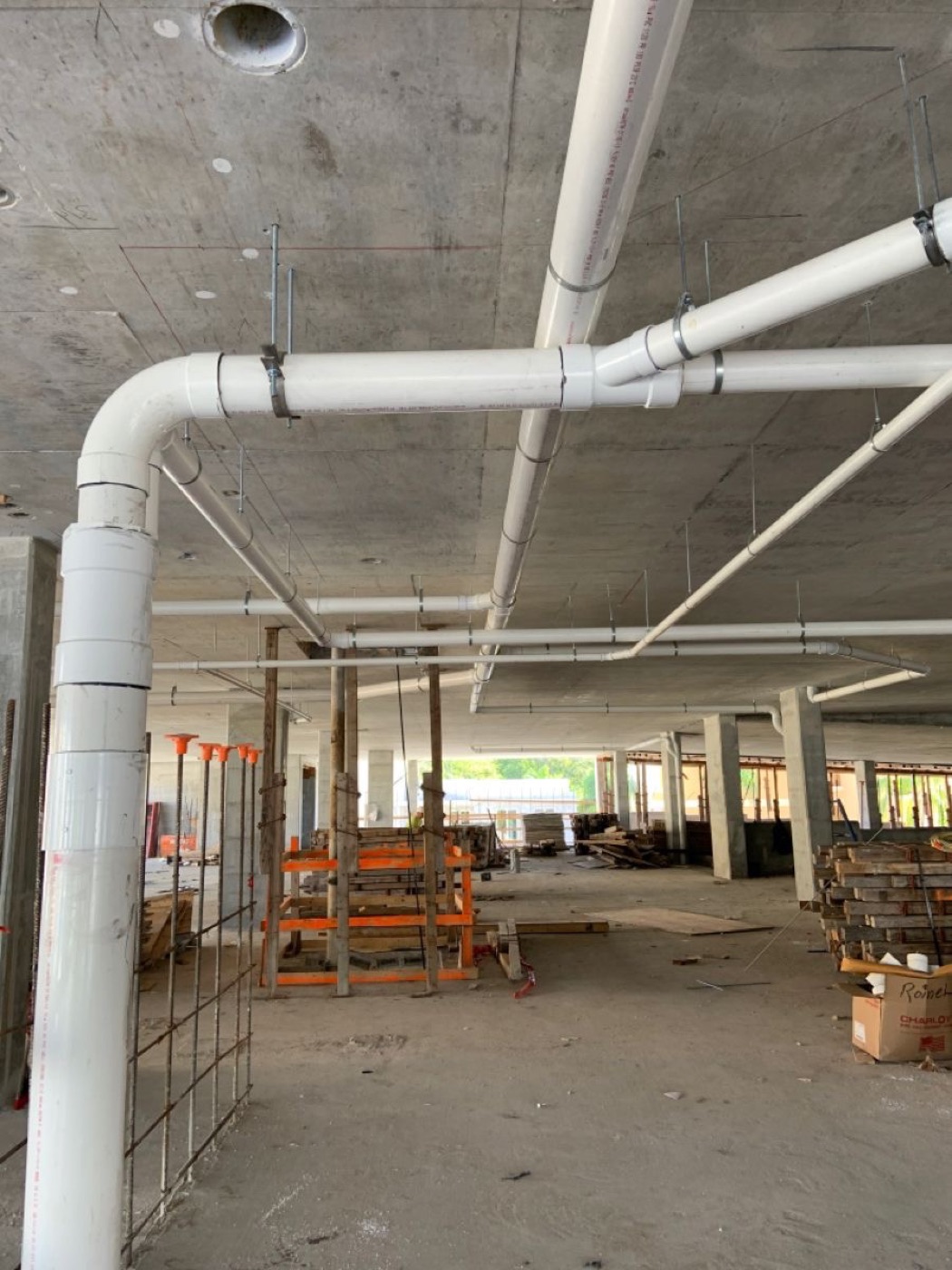 Coordinación de tubería mecánica en estructura de losa