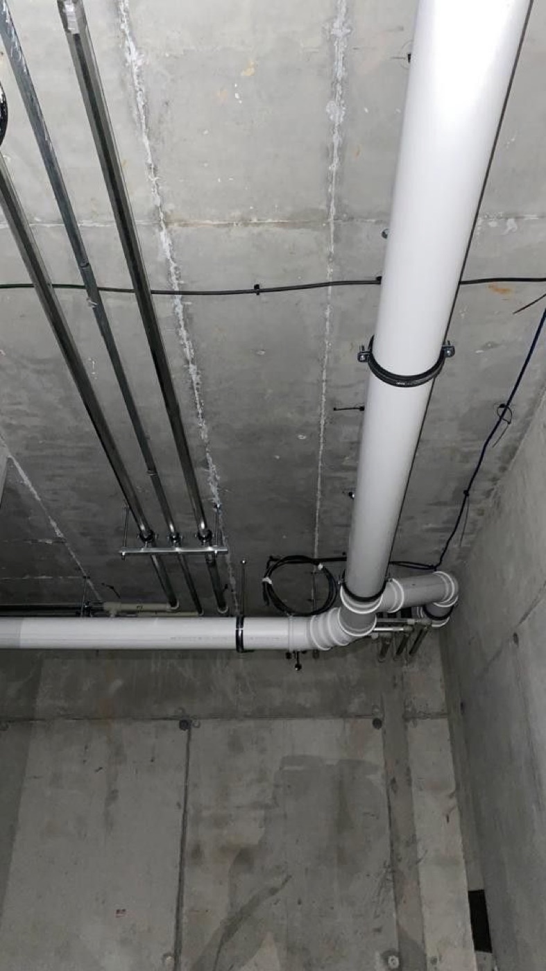 Instalación de tubería sanitaria en cielo raso de baño