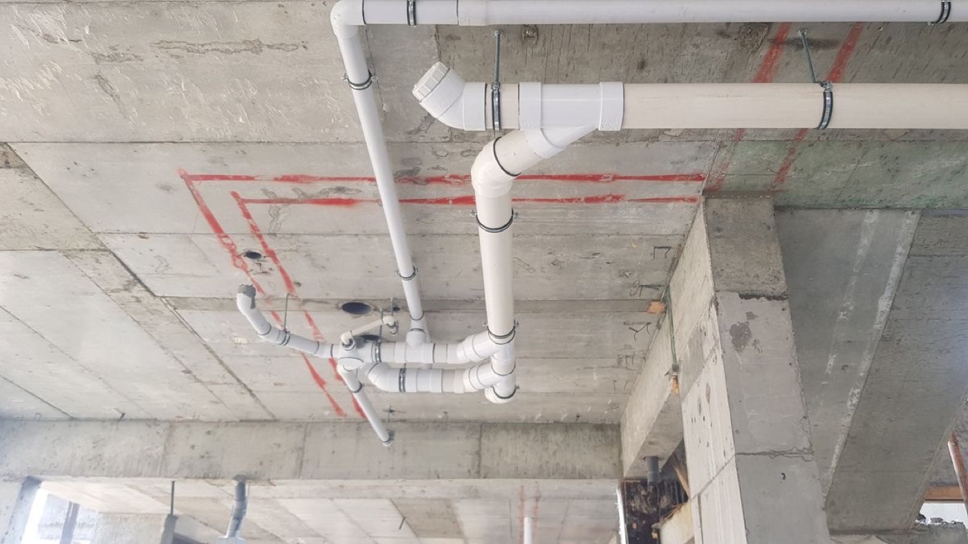 Tubería mecánica coordinada con ductos eléctricos en cielo raso