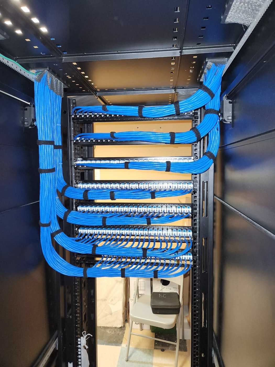 Rack de telecomunicaciones con cableado estructurado organizado