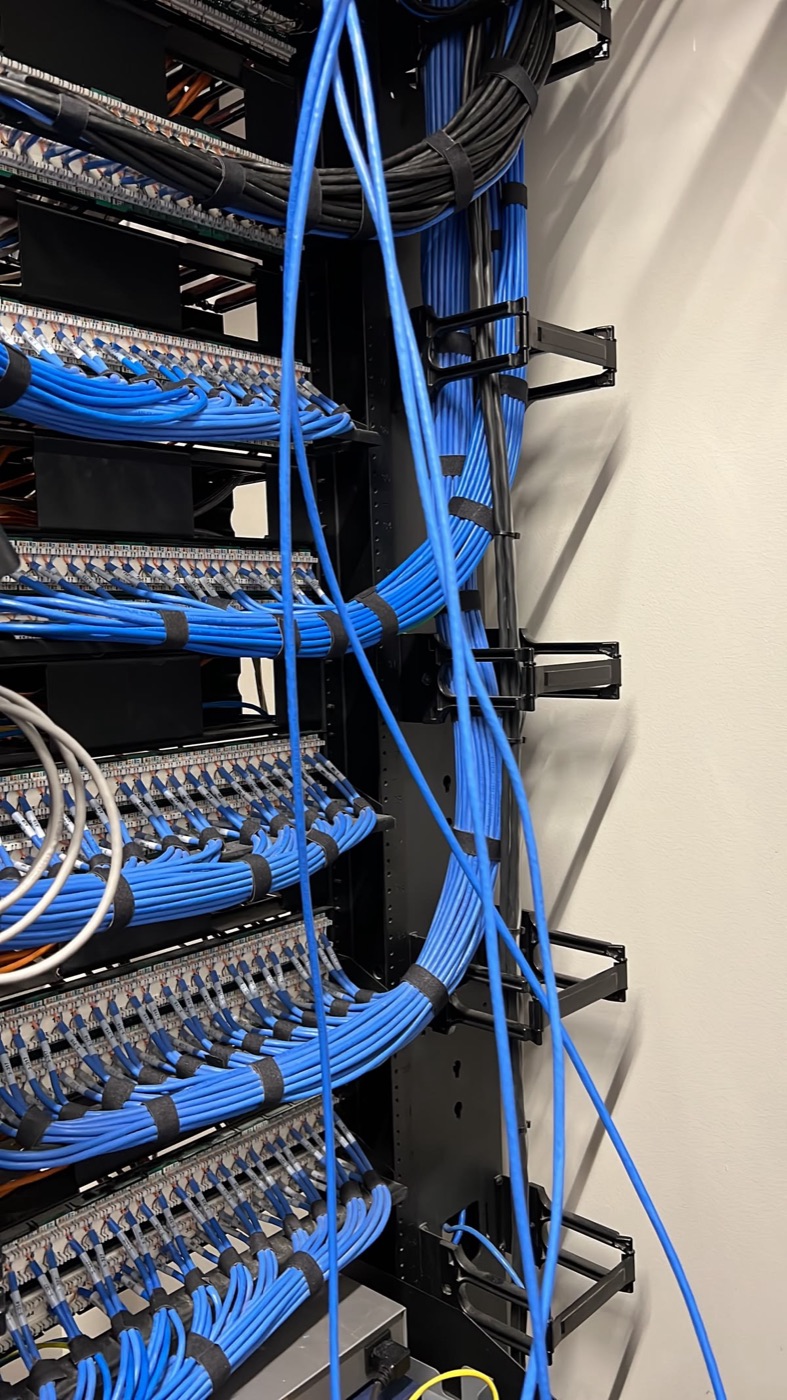 Gabinete de rack con paneles de conexión y cableado de red
